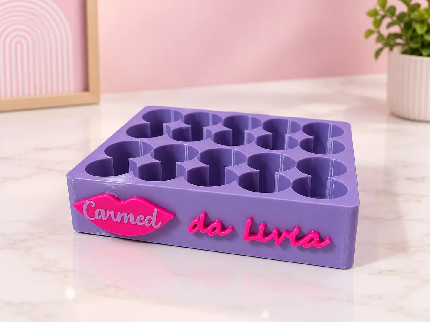 Porta Carmed para 20 Carmeds em lilás, com personalização de exemplo Lívia